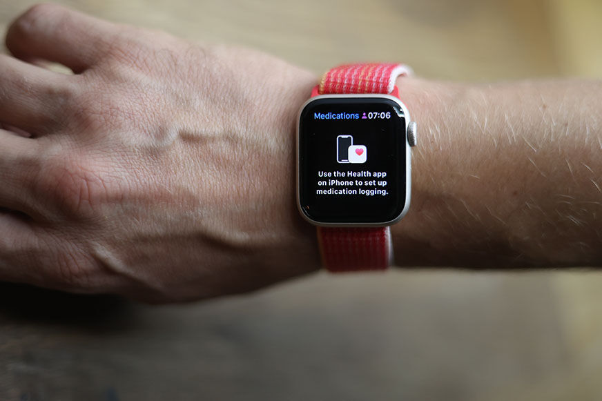 Man sieht die Medikamenten-Erinnerung auf der Apple Watch SE.